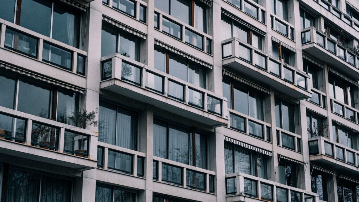 Modulbauweise erklärt – Was steckt hinter der Baumethode, die Architekten und Investoren gerade begeistert?